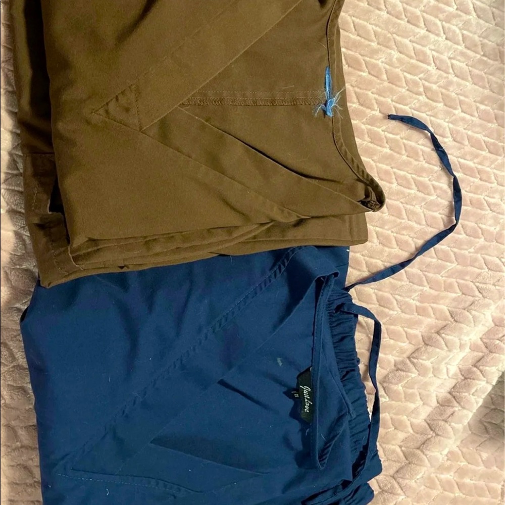 Brown and blue scrub sets in good condition 2x